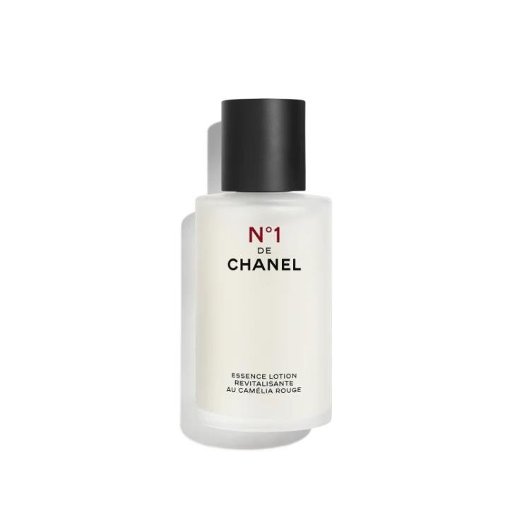 샤넬 N°1 DE CHANEL 레드 까멜리아 에센스 로씨옹 - 레드 까멜리아 추출물과 나이아신아미드, 아데노신 등 보습과 주름 개선, 미백 성분이 함유된 가벼운 워터 젤 타입. 100mL 12만 9천 원.
