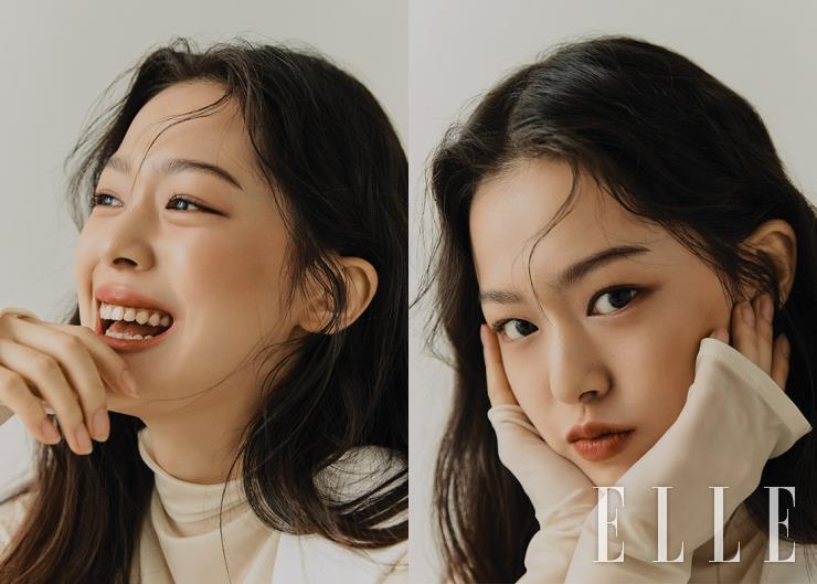 아이보리 터틀 톱은 Jil Sander. 레더 뷔스티에는 Pushbutton.