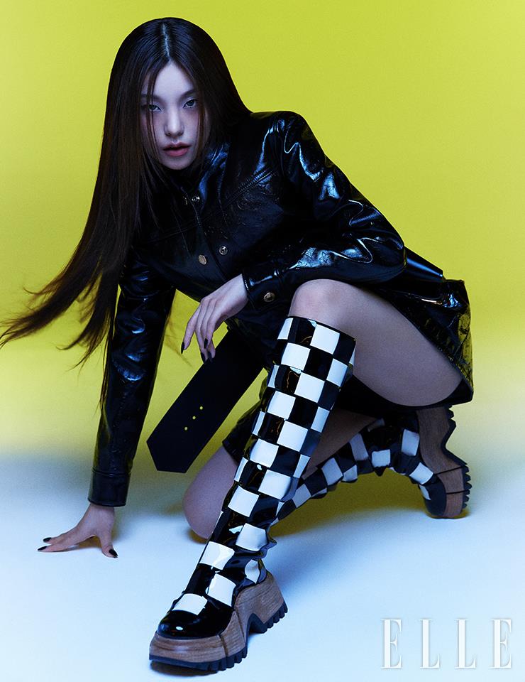 와이드 벨트 장식의 모노그램 레더 재킷과 미니스커트, 체커보드 롱부츠는 모두 Louis Vuitton.