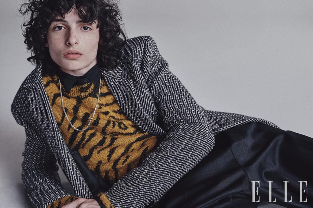 헤링본 재킷과 지브라 패턴의 풀오버, 블랙 셔츠와 타이, 팬츠는 모두 Saint Laurent by Anthony Vaccarello. 