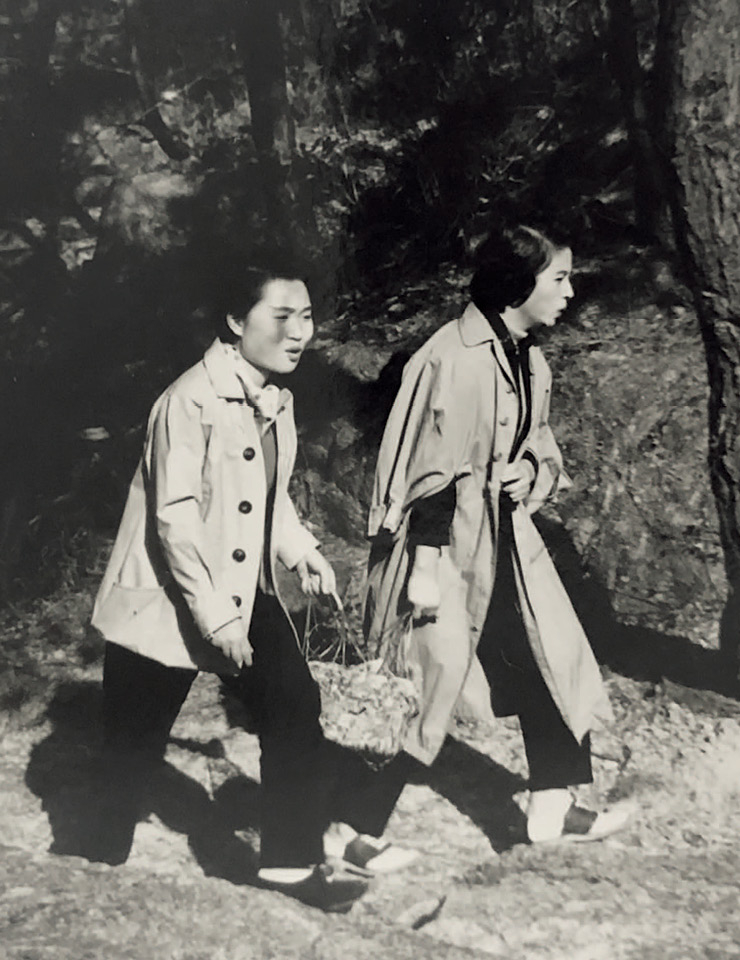 매우 사적인 아카이브가 지예신 첫 번째 컬렉션의 주제가 됐다. 할머니의 주름진 손과 흑백사진도 그중 하나. 