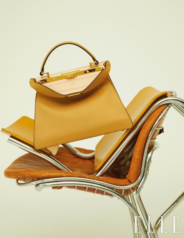 베이지 컬러에 카프 레더를 매치한 ‘피카부 아이씨유 미디엄’ 백은 Fendi.
