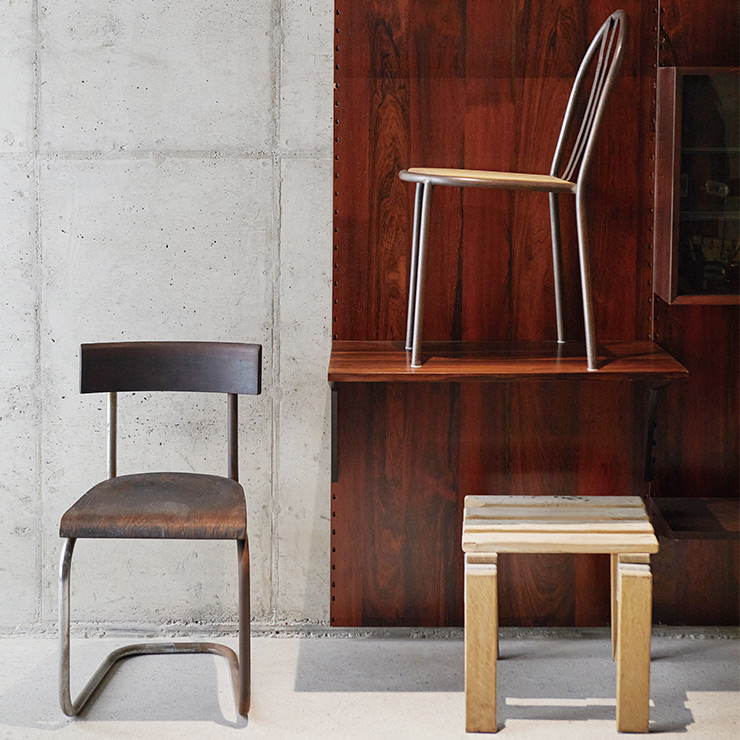 다양한 시대의 빈티지 의자가 진열된 mk2 전경.