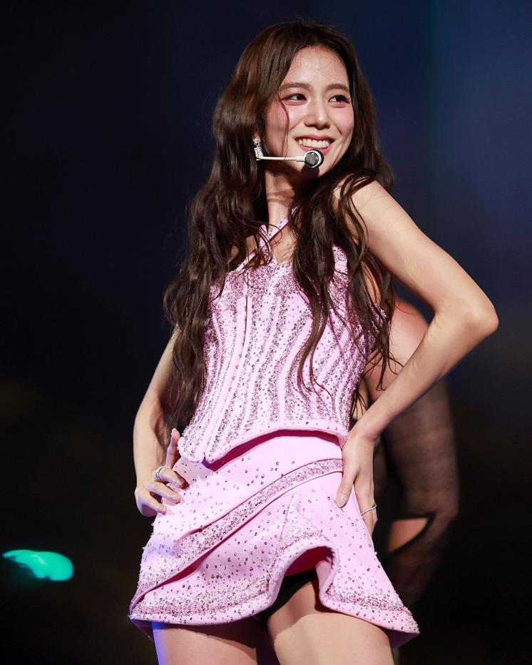 블랙 핑크 역시 2023 코첼라 무대에서 특별 제작한 뮈글러의 의상을 입고 무대를 누볐습니다.