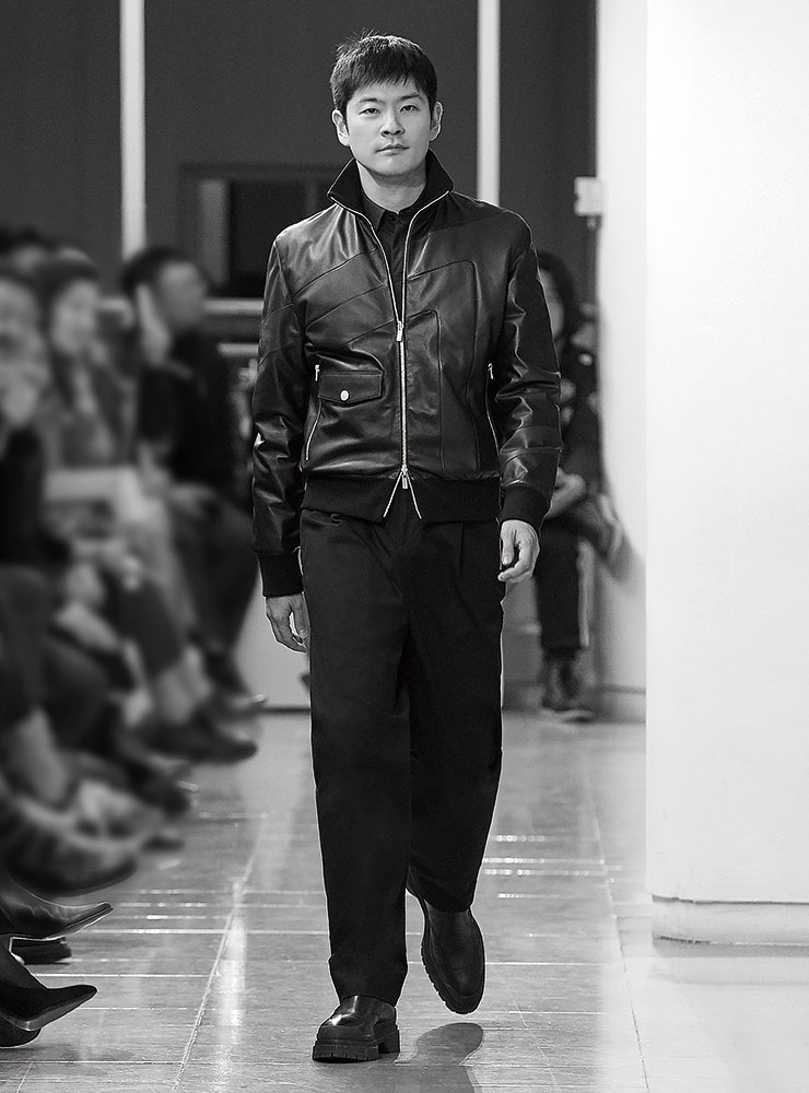 패치워크 장식의 블루종과 셔츠, 와이드 팬츠, 펀칭 부츠는 모두 Hermès.