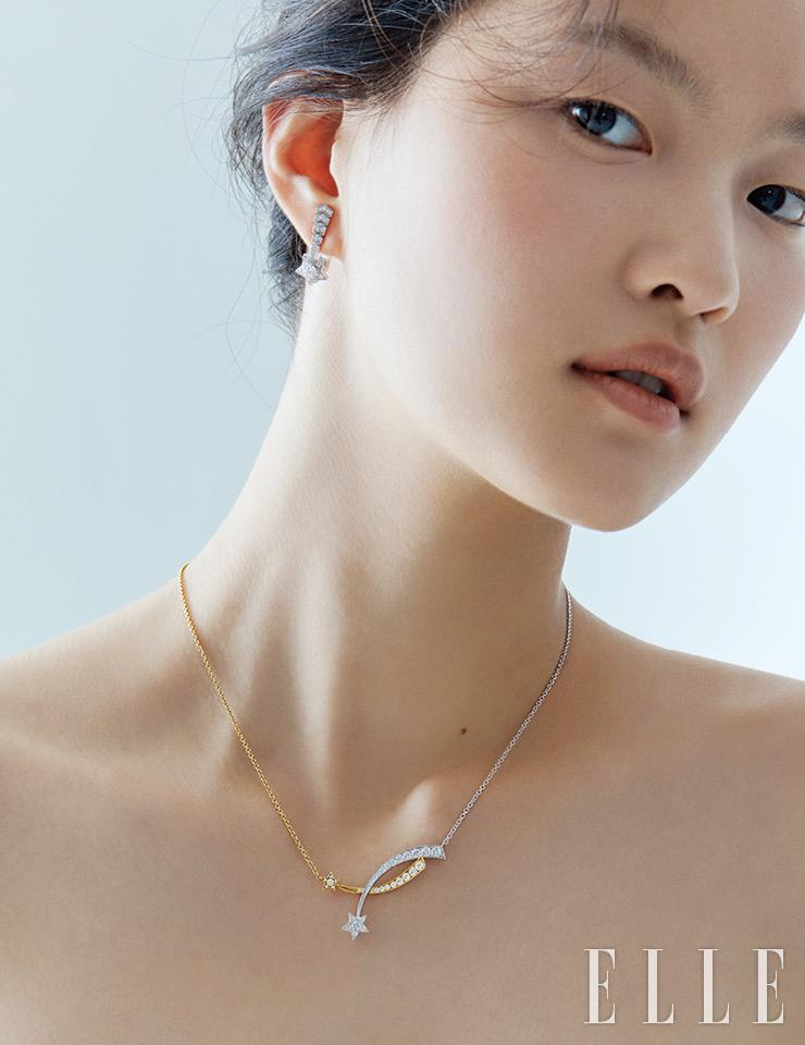 별 모티프의 다이아몬드 세팅 꼬메뜨 이어링, 화이트골드와 옐로골드가 믹스된 디자인의 꼬메뜨 네크리스는 모두 Chanel Fine Jewelry. 