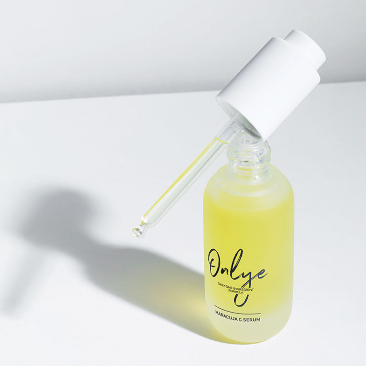 차세대 항산화 슈퍼푸드로 불릴 만큼 비타민 C와 미네랄이 풍부한 마라쿠자 성분을 담은 오일 세럼. 흔히 패션 푸르트로 알려진 마라쿠자가 피부 주름 개선과 노화를 방지한다. 온리 마라쿠자 C 세럼, 4만9천원, Phymongshe. 