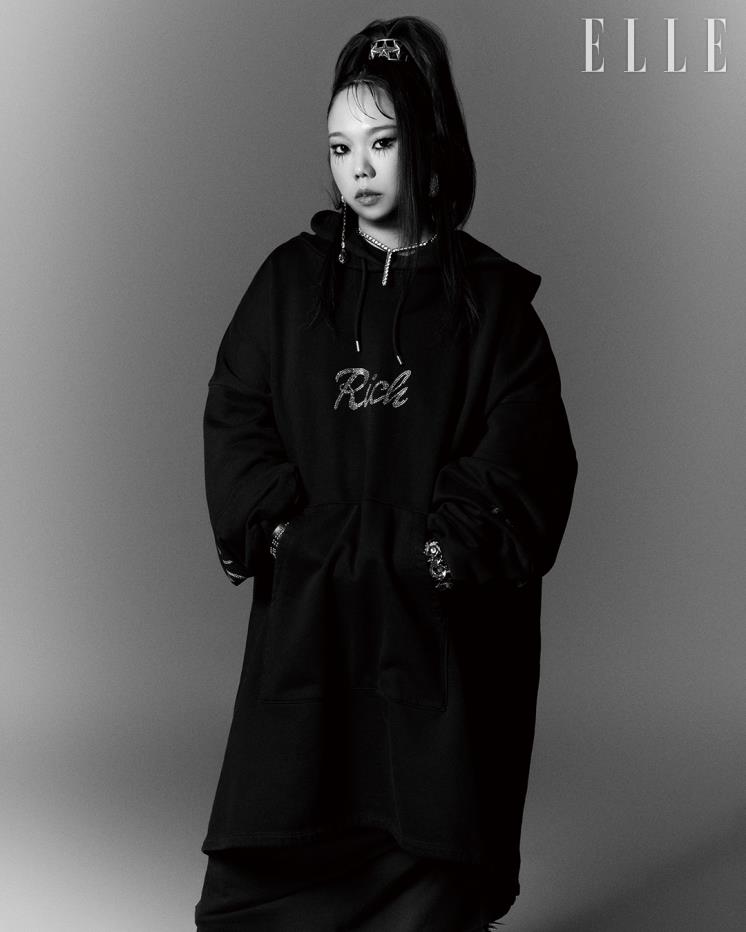 후디드 드레스는 Avavav by Empty. 타이다이 드레스는 604Service. 슈즈는 Namilia. 네크리스는 Y/Project. 왼손에 착용한 뱅글은 Toga. 오른손에 착용한 뱅글은 Hysteric Glamour. 헤어피스로 사용한 뱅글은 Cody Sanderson. 이어링은 스타일리스트 소장품.