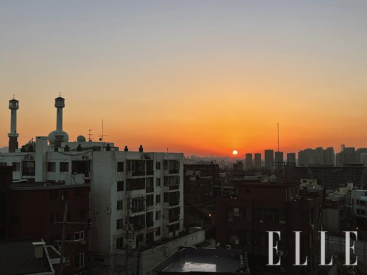 야근이 일상인 만큼 사무실에서 해 질 녘 이태원을 보는 것은 일상다반사다. 