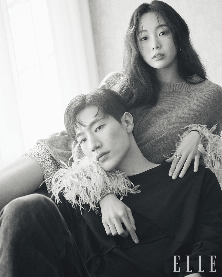  금새록이 입은 니트 톱과 스커트는 모두 Valentino. 이어링과 링은 모두 Damiani. 노상현이 입은 롱 슬리브 티셔츠는 8 by Yoox. 데님 팬츠는 Allsaints. 