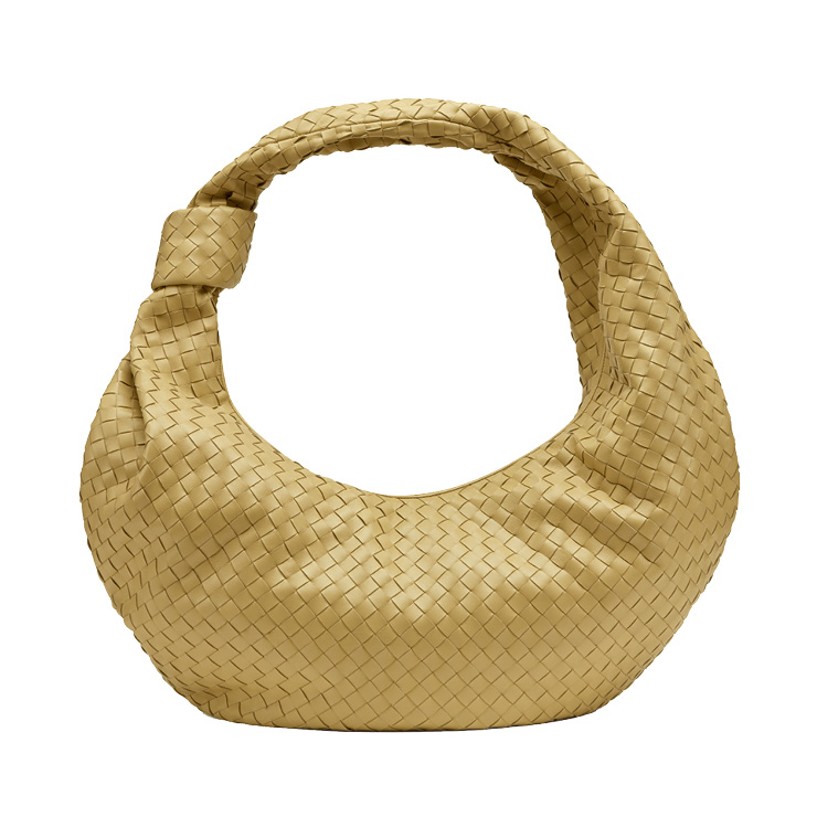 둥근 형태의 호보 백은 7백85만원, Bottega Veneta.