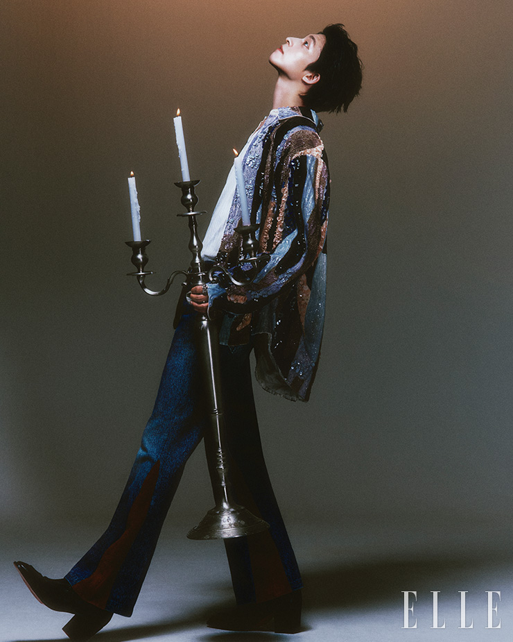 셔츠는 Amiri. 링과 브레이슬릿은 모두 Chrome Hearts. 부츠는 Christian Louboutin. 벨트는 Our Legacy. 슬리브리스와 팬츠는 모두 스타일리스트 소장품.