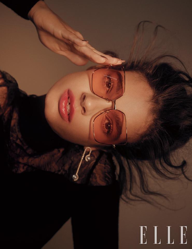 골드 프레임의 선글라스와 잘 어울리는 웨어러블한 디스코 메이크업. Gucci Beauty 옵스뀌흐 마스카라, 블랙을 위아래 속눈썹에 여러 차례 덧발라 살짝 청키하면서도 한 올 한 올 볼륨이 살아 있는 아이래시를 완성한다. 촉촉한 틴트 형태의 MAC 버시컬러 바니쉬 크림 립 스테인, 쇼크 잇 투 미를 입술에 부드럽게 펴 바른다. 선글라스는 Gucci. 톱은 Fendi. 블랙 스카프는 Dior Vintage.