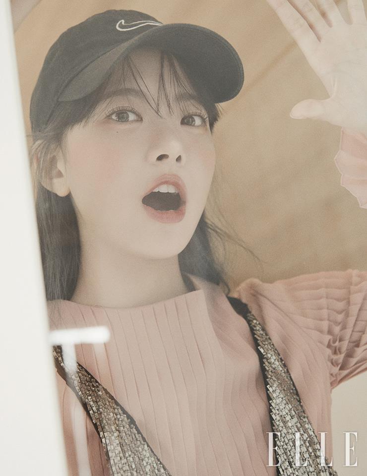 주얼 장식의 플리츠 드레스는 Ports 1961. 블랙 볼 캡은 Nike.