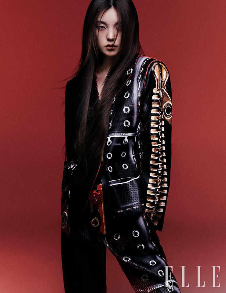 벨트와 버클 모티프 프린트의 레더 재킷과 팬츠는 모두 Louis Vuitton.