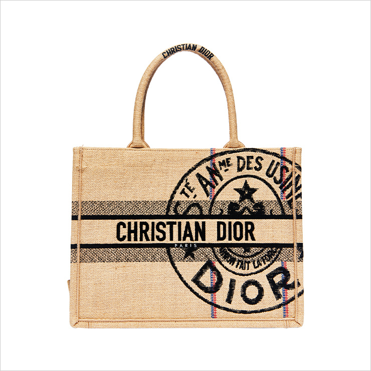 견고한 실루엣의 토트백은 가격 미정, Dior.