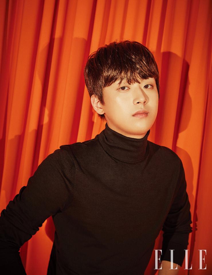 이찬원이 입은 블랙 터틀넥은 Ermenegildo Zegna.