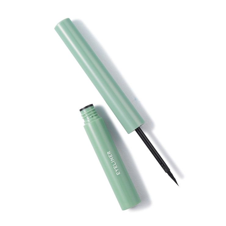 언더라인과 눈꼬리까지 세밀하게 연출할 수 있는 아이라이너, 테크니컬 블랙, 5만9천원, Byredo. 