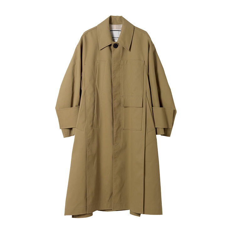 큼지막한 아웃포켓 디테일로 포인트를 준 심플한 디자인의 베이지색 코트는 1백98만원, Wooyoungmi.