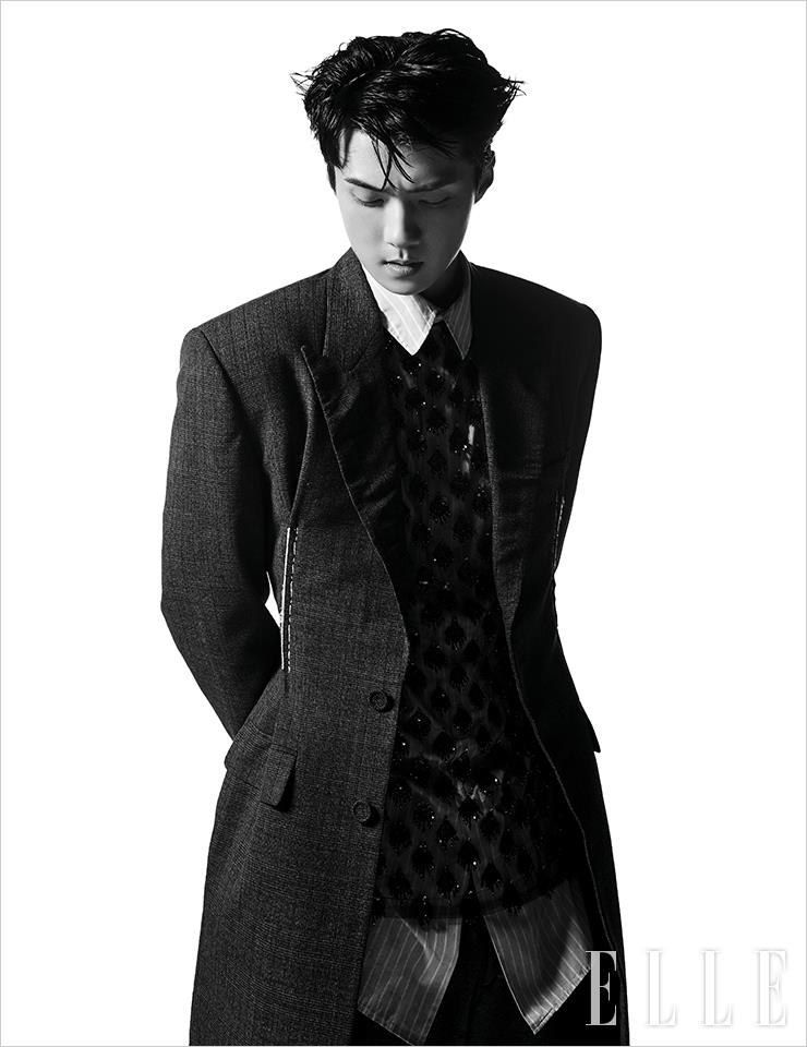허리를 강조한 바 코트와 자수 장식을 더한 튤 소재의 톱, 포플린 셔츠, 플리스 조거 팬츠는 모두 Dior Men.