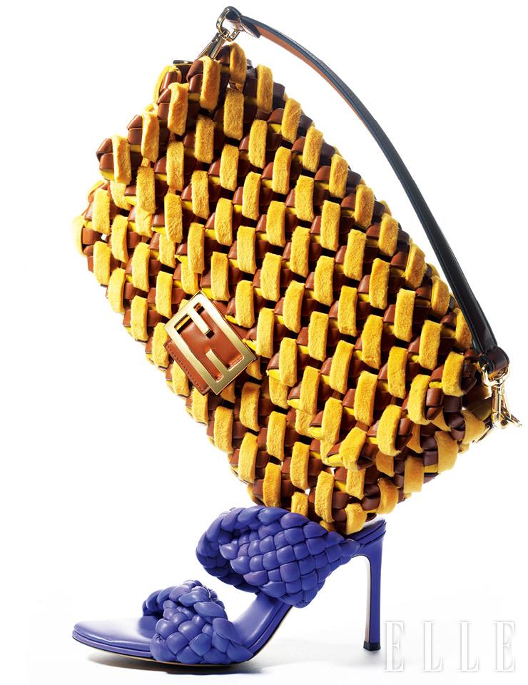 우븐처럼 가죽을 꼬아 만든 바게트 백은 1천1백10만원, Fendi. 양가죽을 꼬아서 완성한 BV 커브 샌들은 2백75만원, Bottega Veneta.