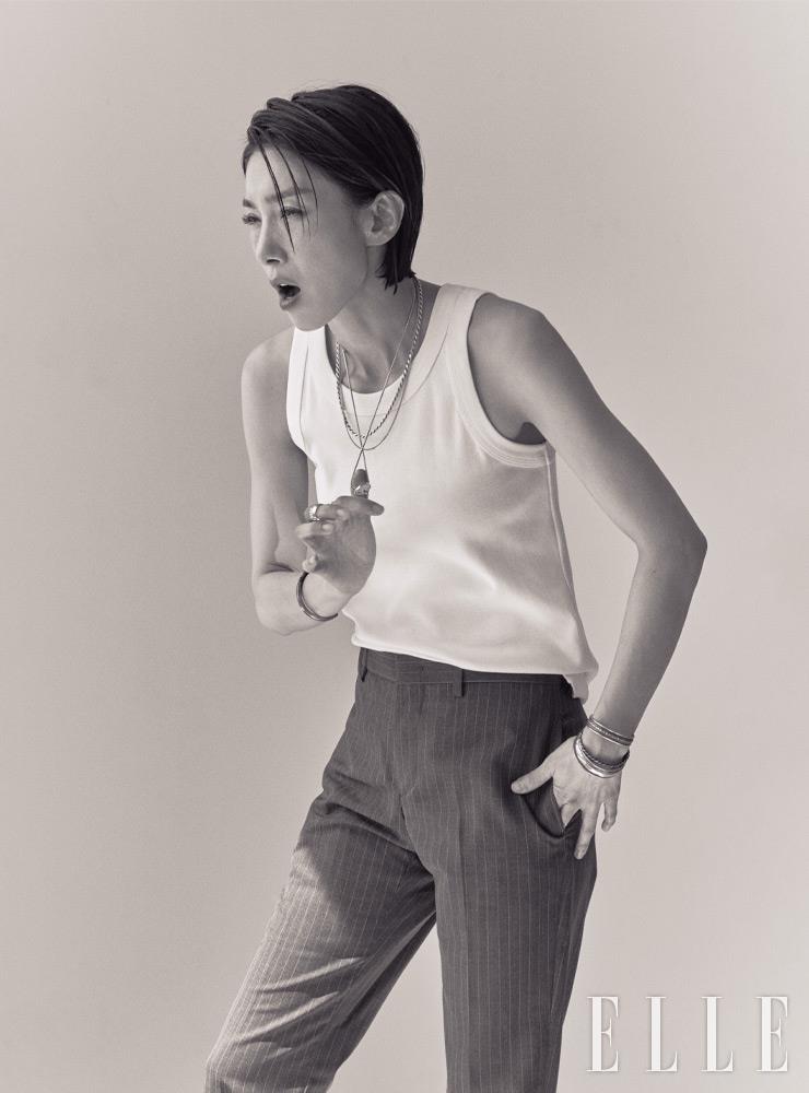 화이트 슬리브리스 톱은 Monoha. 팬츠는 Cos. 링은 모두 Hei. 
