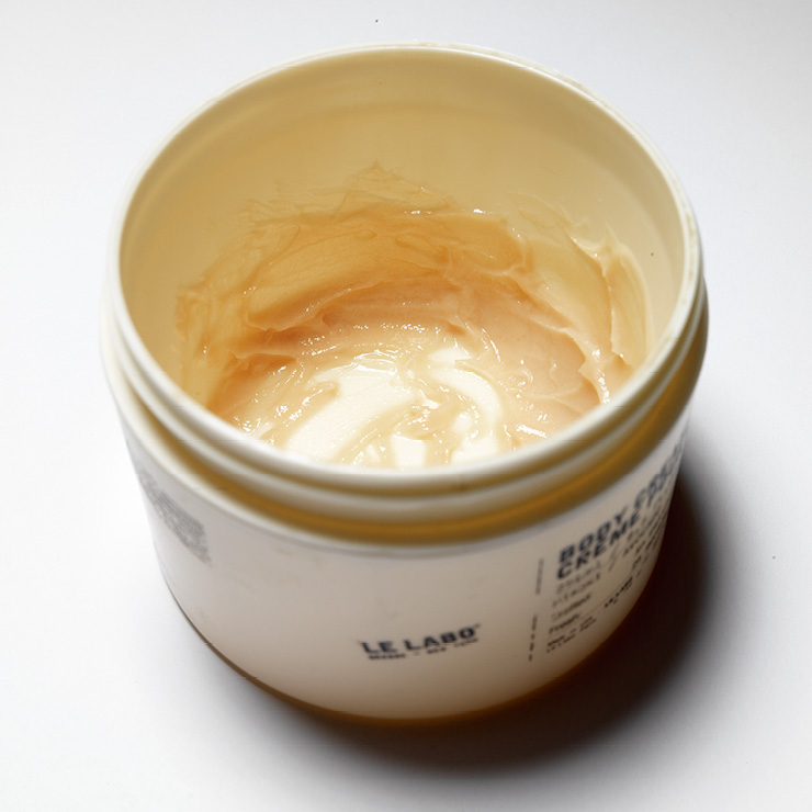 히노키나무 숲의 매력적인 향을 담은 보디크림. 아보카도와 시어버터, 코코넛 오일의 크리미한 텍스처가 부드러운 보디 피부를 완성해 줄 보디크림, 히노끼, 5만6천원대, Le Labo.