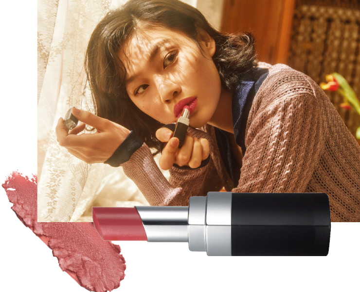 입술에 바르는 순간 마이크로 버블 오일이 터지면서 마치 코팅한 듯 반짝이는 광택을 연출하는 루쥬 코코 블룸, 124 멀베일, 4만7천원, Chanel.