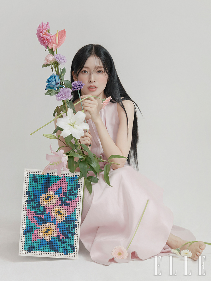 빈티지 식물 일러스트를 연상케 하는 장식용 수공예 미술 작품인 플라워 아트 액자는 LEGO. 원피스는 Son JungWan.