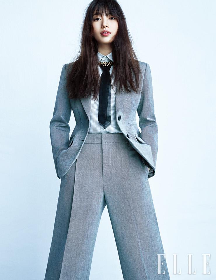 그레이 컬러 바 수트와 윈도페인 체크 셔츠, 시스루 타이, 골드 네크리스는 모두 Dior.