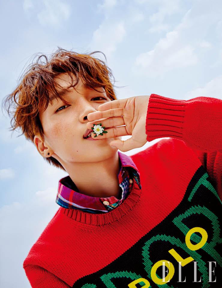  니트와 셔츠는 모두 Polo Ralph Lauren.