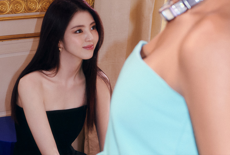 2023 까르뜨 블랑슈 하이 주얼리 컬렉션 론칭 프레젠테이션에서 제품을 감상하는 한소희.