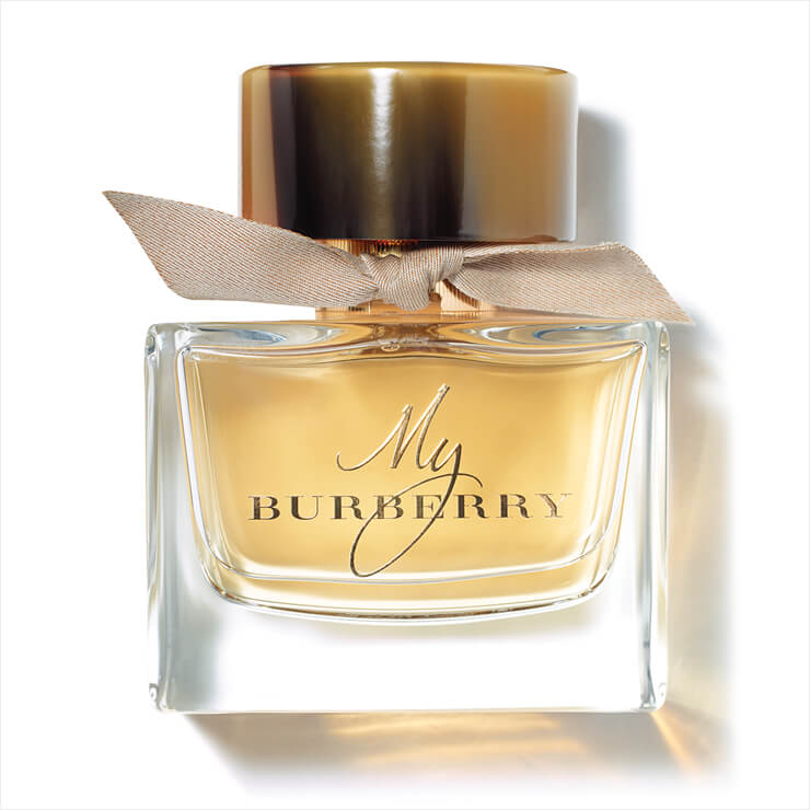 비가 그친 런던의 정원에서 영감받은 브리티시 플로럴 향. 비에 촉촉히 젖은 스위트피와 금빛 모과, 파촐리 향이 온몸을 감싸는 마이 버버리 오 드 퍼퓸, 각 50ml 13만4천원.