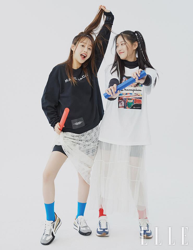 츄가 입은 티셔츠는 Marc Jacobs. 이너 웨어 원피스는 1993 Studio. 쇼츠는 Nike. 슈즈는 Disquared2. 현진이 입은 티셔츠는 Champion. 쇼츠는 Nike. 슈즈는 Lacoste.