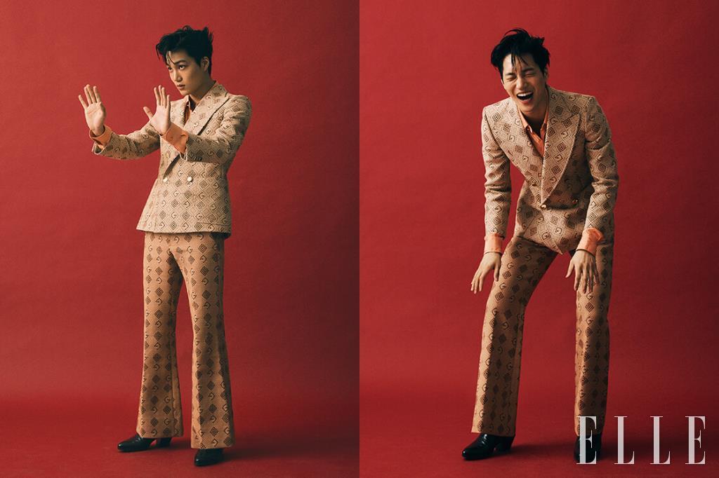 기하학적 패턴의 더블 브레스티드 수트와 비스코스 소재의 셔츠, 블랙 부티 힐은 모두 Gucci.