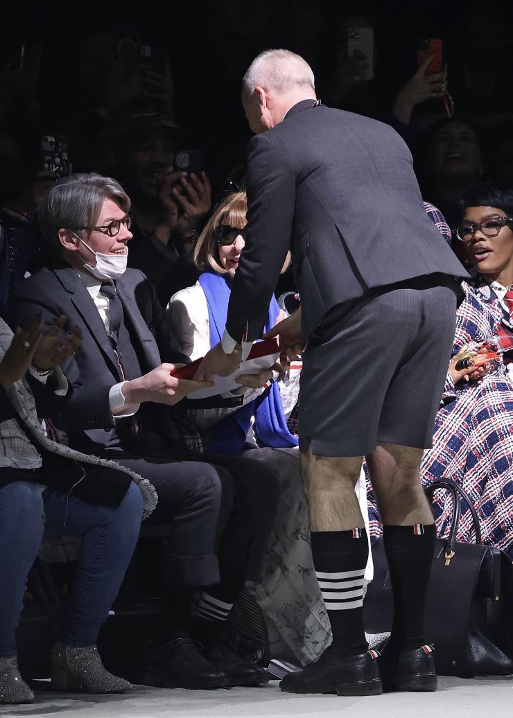 앤드류 볼튼에게 하트 박스를 건네는 톰 브라운