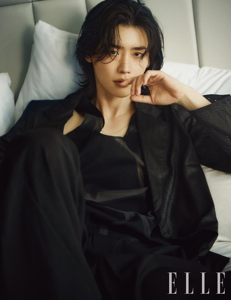 펀칭 디테일의 블랙 재킷과 이너 웨어로 입은 톱, 와이드 팬츠는 모두 Emporio Armani. 실버 체인 네크리스는 Hustad.