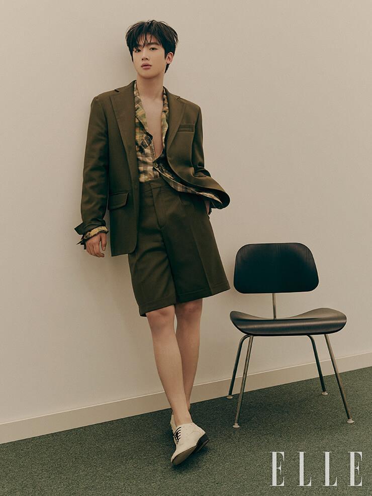 카키 색상의 재킷과 쇼츠는 Marni by Boontheshop. 이너 웨어로 연출한 보태니컬 프린트의 재킷은 Fendi. 