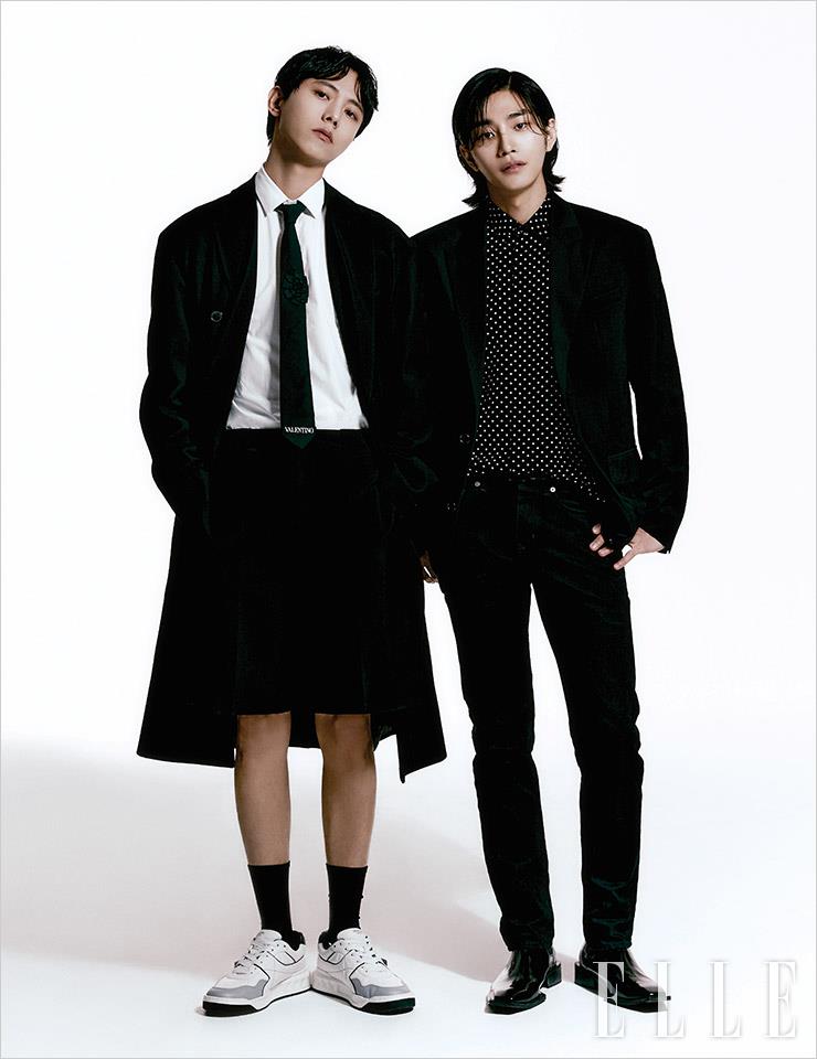 우재가 입은 코트와 셔츠는 모두 Valentino. 타이와 스니커즈는 Valentino Garavani. 재영이 입은 블랙 재킷은 Juun. J. 셔츠와 팬츠, 벨트는 모두 Saint Laurent by Anthony Vaccarello. 첼시 부츠는 So.u:lesures.