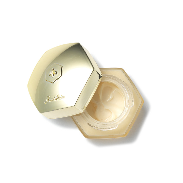 위쌍 섬 꿀벌, 블랙 비들이 만든 익스클루시브 로열 젤리, 위쌍 블랙비 허니 성분과 블랙 비 리페어 테크놀로지를 결합해 탄력 있는 눈가 피부로 가꿔주는 아베이 로얄 아이 크림, 13만5천원대, Guerlain.