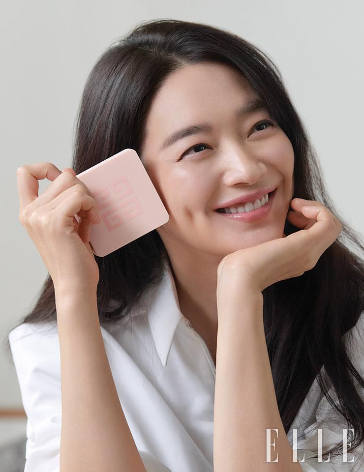 신민아의 미소가 더욱 빛날 수 있는 건 장밋빛 광채를 부여하는 스킨 퍼펙토 컴팩트 크림 덕분! 지방시 하우스만의 그래픽 코드를 반영한 세련된 케이스에 파우더 핑크와 화이트 톤 제형이 마블링돼 있어 퍼프로 믹스해 바르면 어린아이처럼 맑게 빛나는 피부 톤과 결을 표현할 수 있다. 프리즘 리브르 파우더, N1 무슬린 파스텔로 피부 결을 더욱 부드럽게 마무리한 뒤, 입술의 pH와 만나 과하지 않고 자연스럽게 틴티드 효과를 내는 로즈 퍼펙토 리퀴드 립밤, N001 핑크 이레지스터블을 발라준다. 사용 제품은 모두 Givenchy Beauty.
