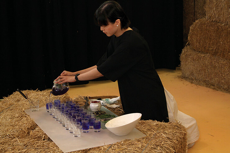 마르세유의 한 복합 문화공간에서 열린 티 세레모니.