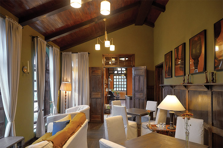 부엌을 기점으로 나뉜 반대쪽 공간은 저택 응접실 같은 분위기로 꾸몄다. 대부분의 소품은 을지로에서 구했다고.