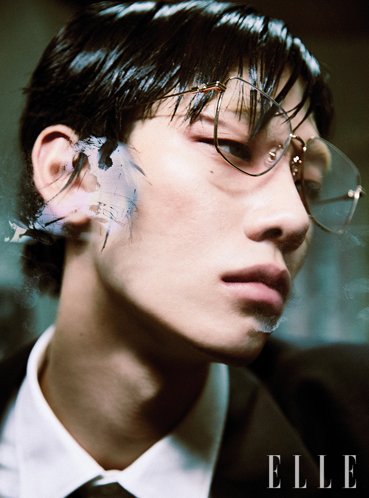 블랙 수트 재킷과 화이트 코튼 셔츠, 넥타이는 가격 미정, 모두 Prada. 골드 메탈 프레임의 안경은 26만원, Gentle Monster.