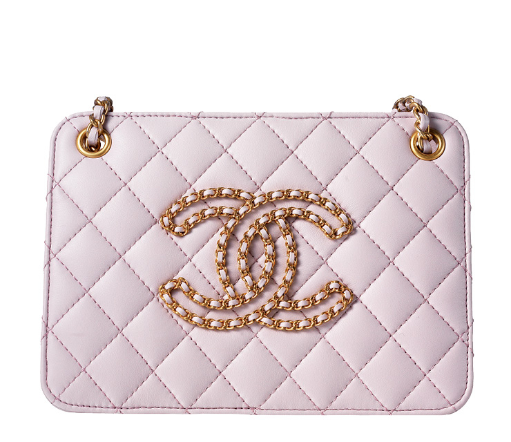 체인을 활용해 로고를 형상화한 퀼팅 백은 가격 미정, Chanel.