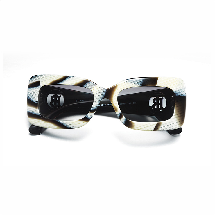 애니멀 패턴을 연상케 하는 프레임이 눈길을 사로잡는다. 32만원, Burberry by Luxottica.