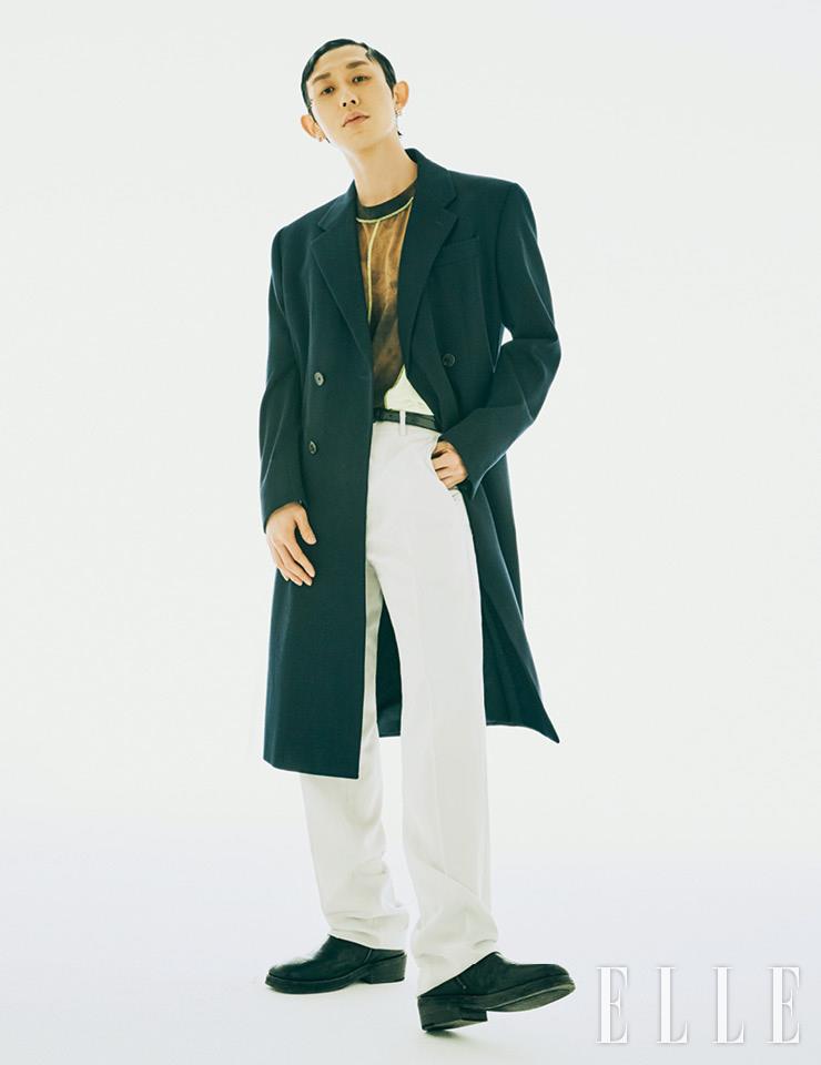 코트는 Prada. 팬츠는 Dior Men. 티셔츠와 이어링, 부츠는 모두 아티스트 소장품.