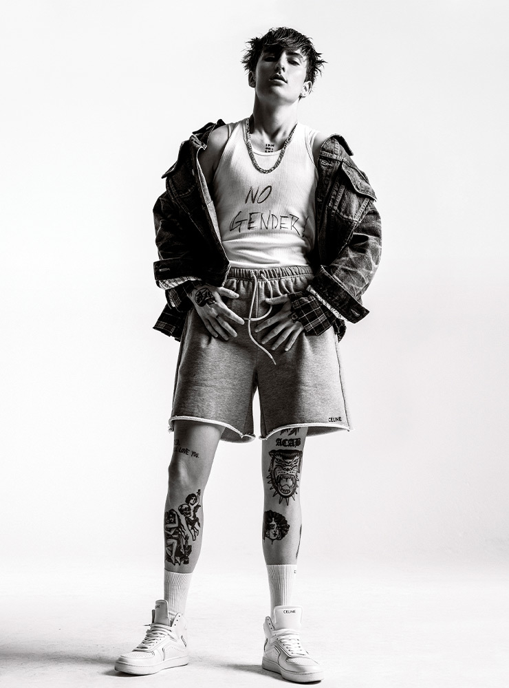 재킷과 쇼츠, 운동화와 삭스는 모두 Celine Homme by Hedi Slimane. 