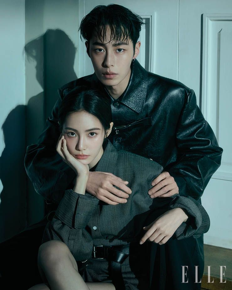 이재욱이 입은 레더 코트는 Versace. 홍수주가 입은 재킷과 팬츠, 벨트, 스카프는 모두 Prada. 