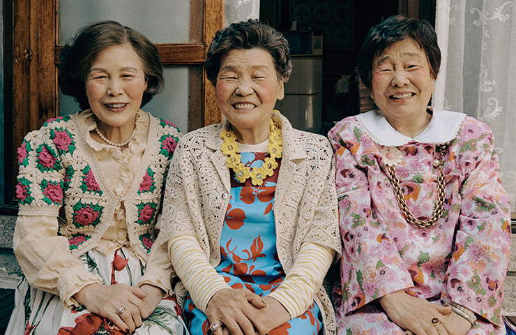 (왼쪽부터) 유양자 할머니가 입은 크로셰 카디건은 Zara. 베이지 블라우스는 Margarin Fingers. 안에 입은 원피스는 Dolce & Gabbana. 진주 목걸이는 스타일리스트 소장품. 반지는 모델 소장품. 장정순 할머니의 크로셰 셔츠는 H&M. 하늘색 원피스는 Weekend Maxmara. 목걸이와 반지는 모두 Big Hug Club. 김정자 할머니의 플라워 패턴 원피스는 Ganni. 레이어드한 원피스는 COS. 반지는 Zara. 체인 목걸이는 Weekend Maxmara. 팔찌는 모델 소장품. 